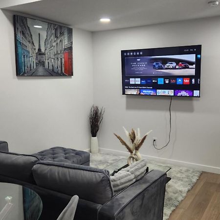 Modern 2 Bedroom Basement Suite At West Edmonton Extérieur photo