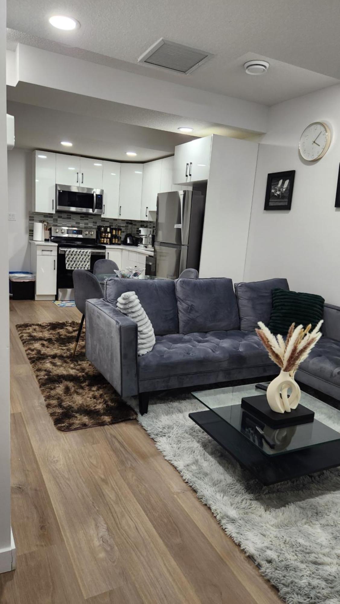 Modern 2 Bedroom Basement Suite At West Edmonton Extérieur photo