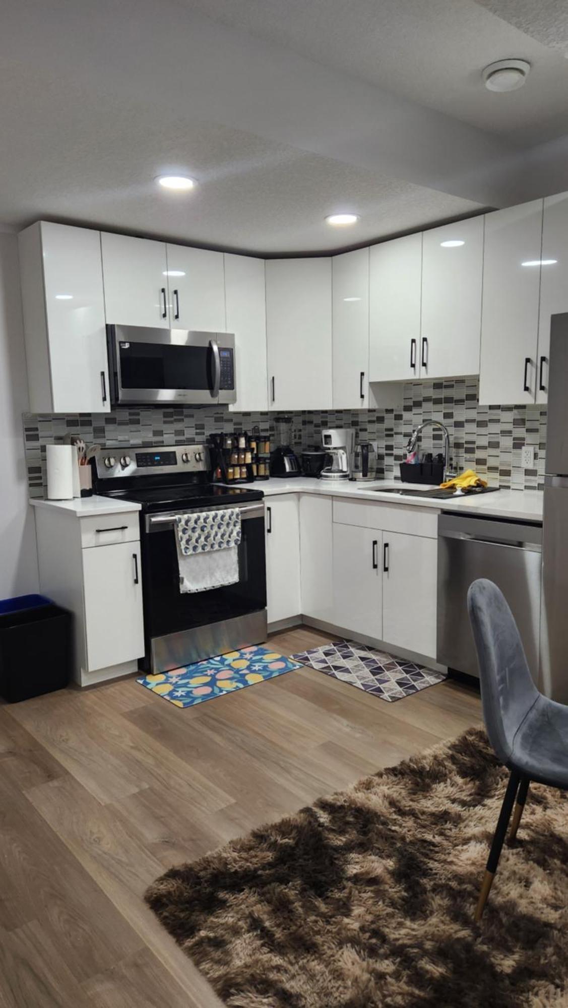 Modern 2 Bedroom Basement Suite At West Edmonton Extérieur photo