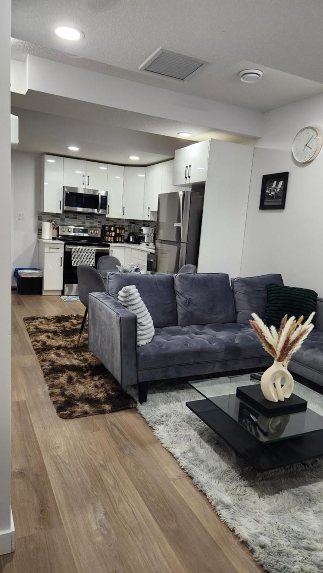 Modern 2 Bedroom Basement Suite At West Edmonton Extérieur photo