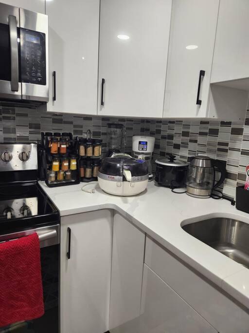 Modern 2 Bedroom Basement Suite At West Edmonton Extérieur photo