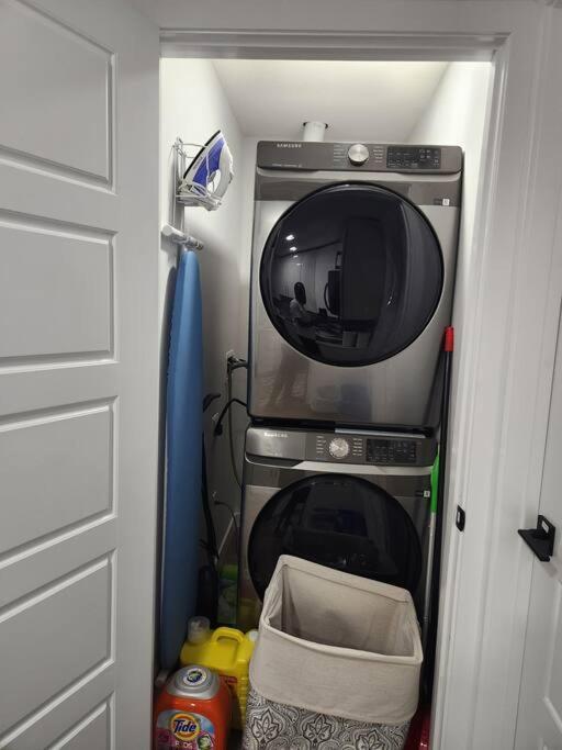 Modern 2 Bedroom Basement Suite At West Edmonton Extérieur photo