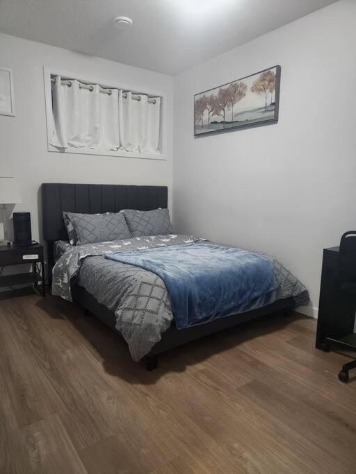 Modern 2 Bedroom Basement Suite At West Edmonton Extérieur photo