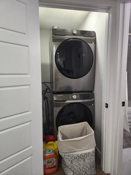 Modern 2 Bedroom Basement Suite At West Edmonton Extérieur photo